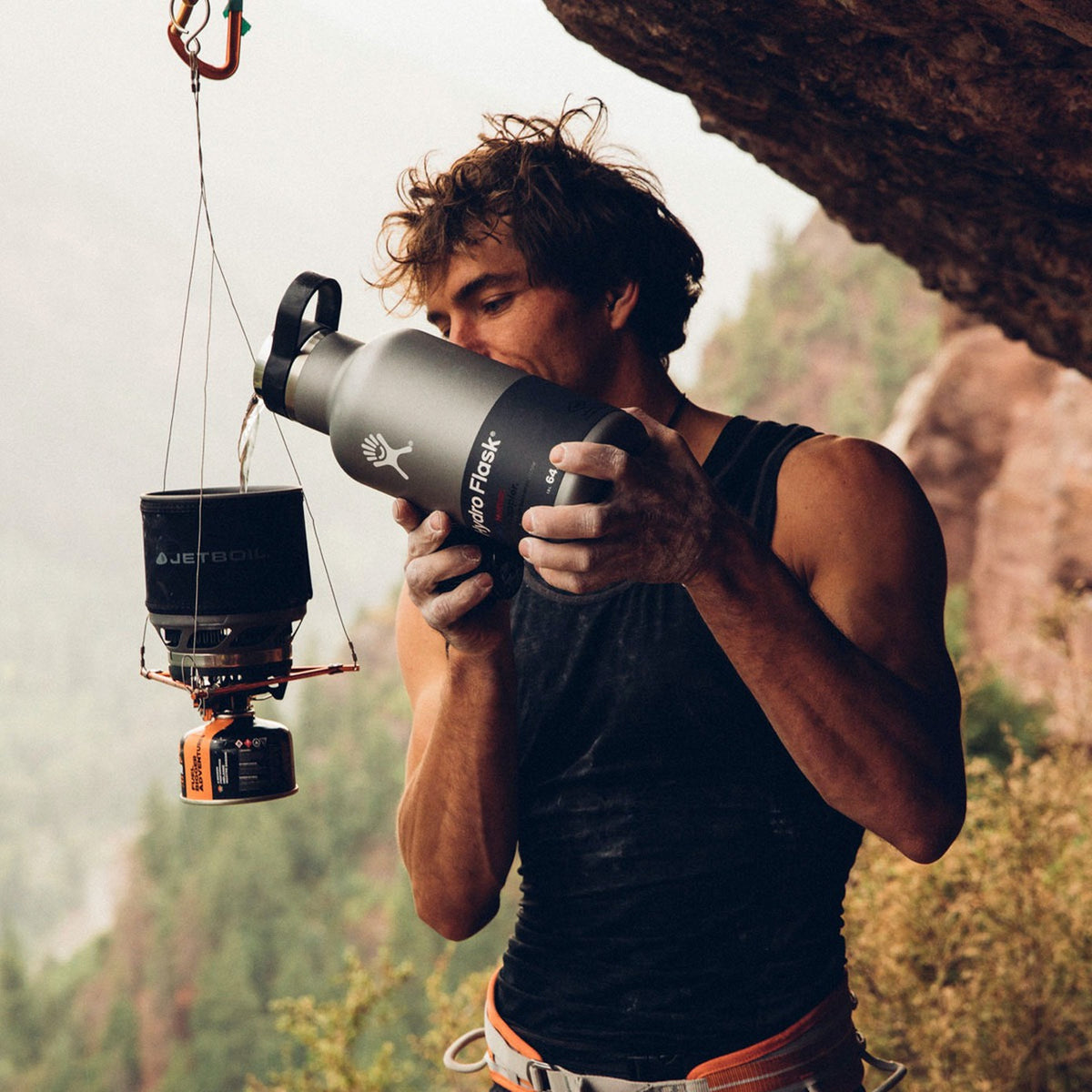 Mann som heller fra Jetboil MiniMo på tur