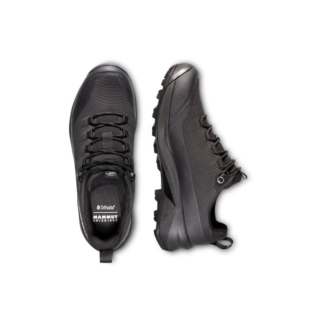 Mammut Ducan III Low GTX i svart, et par sett skrått ovenfra