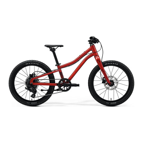 Merida Matts J.20+ i dark strawberry / race red / black, sett fra siden
