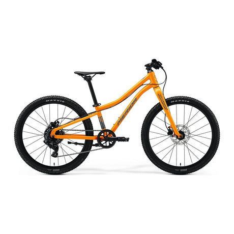 Merida Matts J.24+ i silk orange / steel blue / grey, sett fra siden