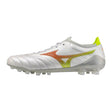 Mizuno Morelia Neo V β Japan i hvitt med oransje og gul logo, sett fra utsiden