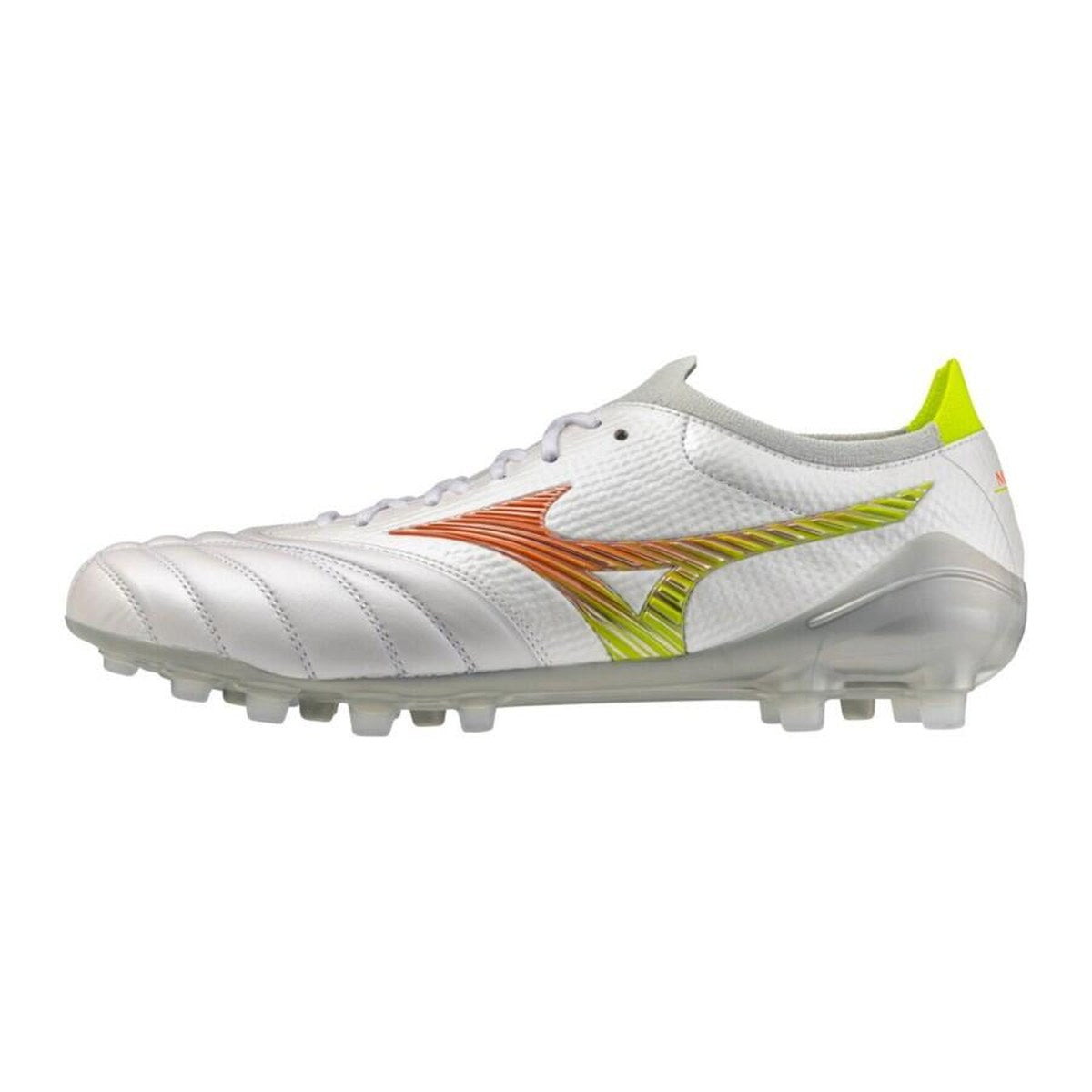 Mizuno Morelia Neo V β Japan i hvitt med oransje og gul logo, sett fra utsiden