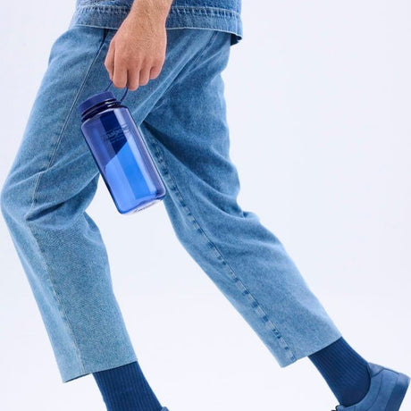 Person som går med Nalgene-flasken i hånda