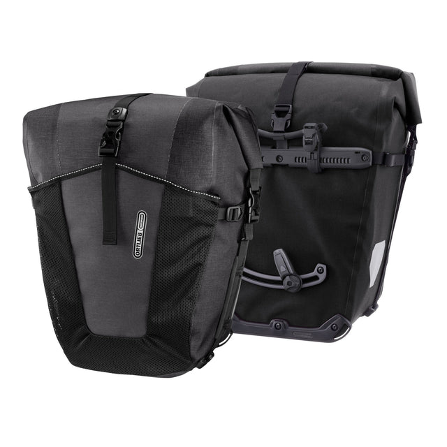 Paret Ortlieb Back-Roller XL Plus i granite og svart, sett skrått forfra