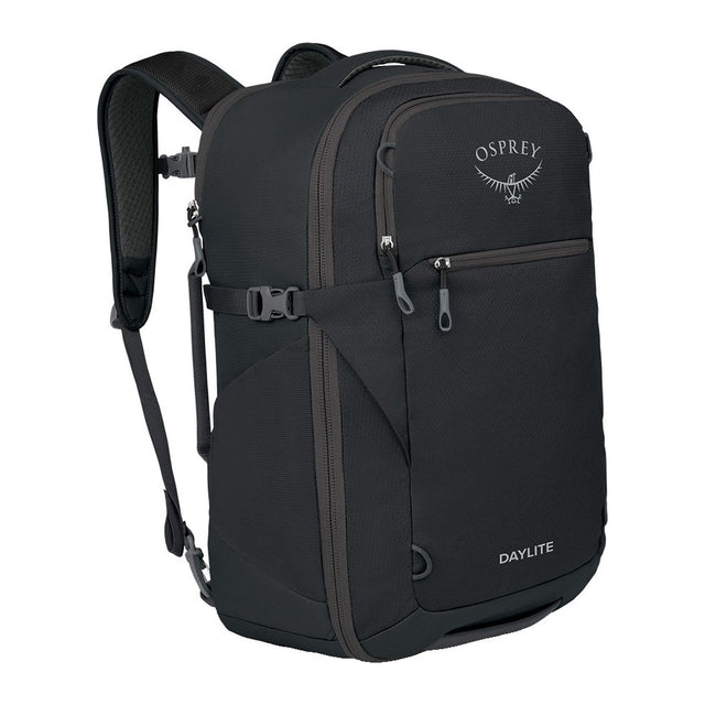 Osprey Daylite Carry-On 35 i svart, sett skrått forfra