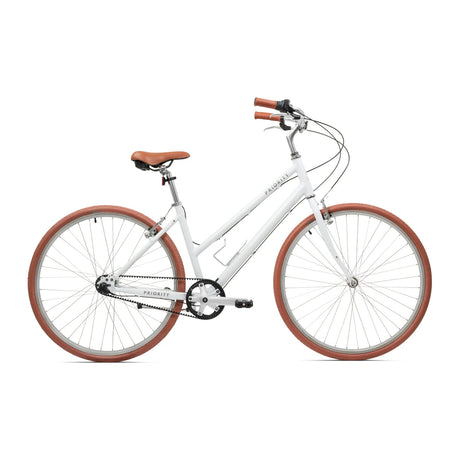 Priority Classic Plus i hvitt med gjennomstigningsramme, sett fra siden