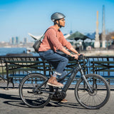 Syklist på Priority Current Plus langs en havnepromenade