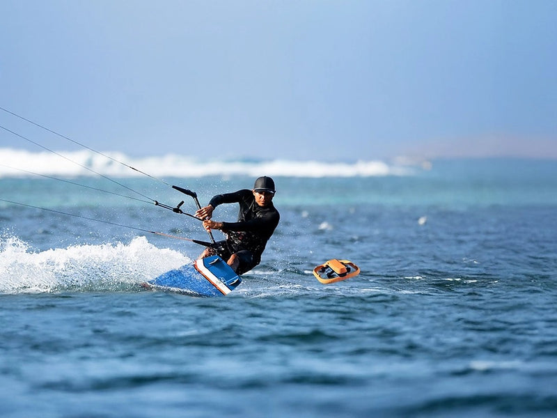 Kitesurfer på havet med HoverAir Aqua flytende ved siden av