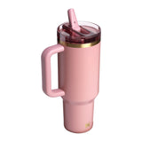 Stanley Quencher ProTour i rosa med sugerøret oppe
